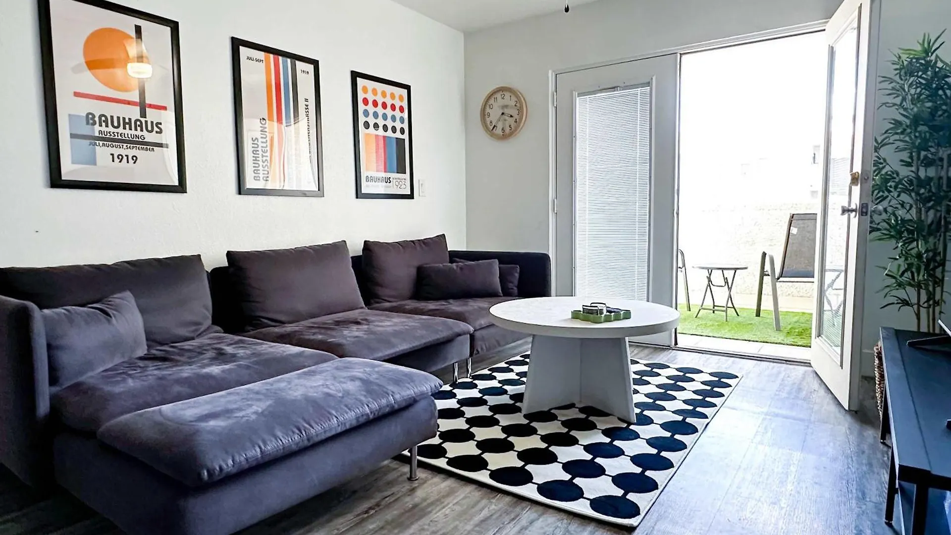Modern Apartment Near Zoo & Sloan Park location